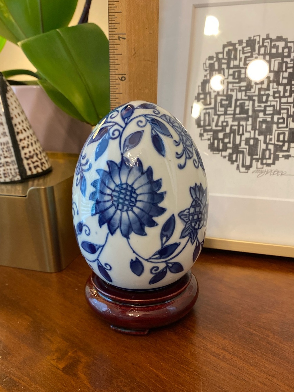 VTG Chinoiserie Chinese Porcelain Egg Blue White Flowers On Wooden Stand 5.5” - Picture 5 of 5
